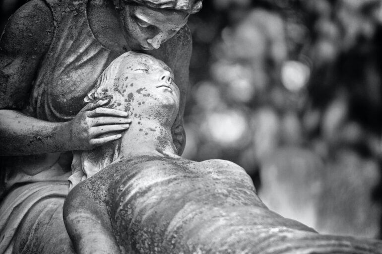 Stèle funéraire représentant une femme baisant le front d'une femme dédédée