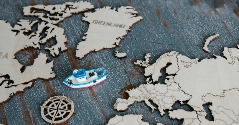 Thiel, Gates, Bezos et Altman ont investi dans l&rsquo;exploitation de terres rares au Groenland avec un plan pour y construire une « cité autonome »