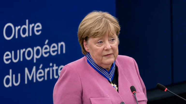 Au théâtre à Strasbourg: Merkel, Zelensky et Walesa reçoivent « l&rsquo;Ordre du mérite européen »
