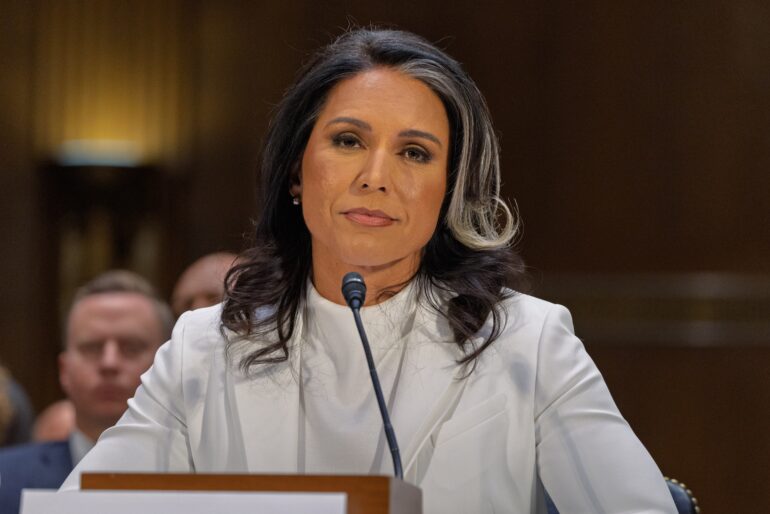Cadeau de départ? Tulsi Gabbard a balancé les dossiers Fauci sur les gains de fonction