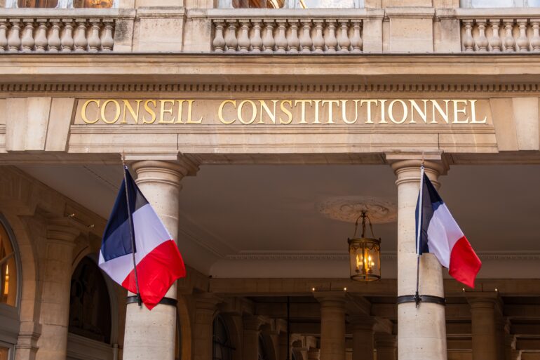 Loi sur l’aide à mourir: la constitutionnalité du texte et l’impartialité du Conseil constitutionnel mises en question